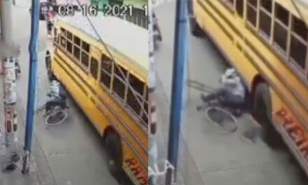 Momento exacto cuando bus le pasa las llantas encima a un anciano de 83 años (Video)
