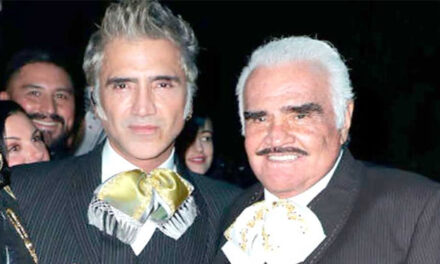 Alejandro Fernández rompe el llanto en pleno concierto por Vicente Fernández (Video)