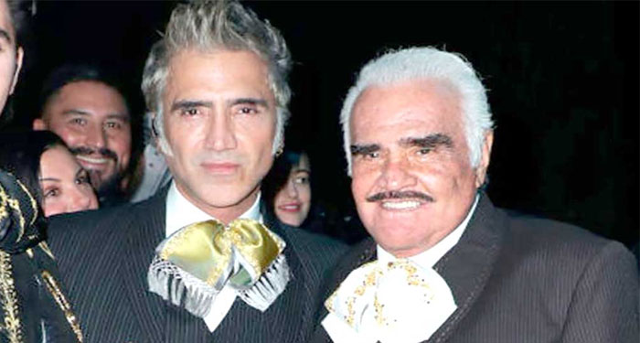 Alejandro Fernández rompe el llanto en pleno concierto por Vicente Fernández (Video)