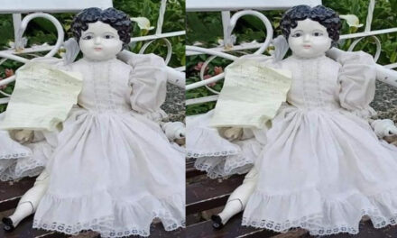 Muñeca aparece misteriosamente con tremendo mensaje en el parque de San Marcos