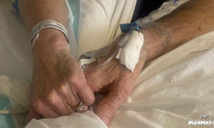 Pareja de ancianos muere tomados de las manos con segundos de diferencia