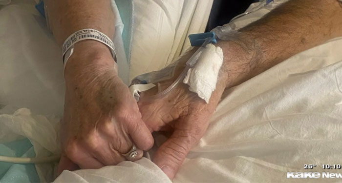 Pareja de ancianos muere tomados de las manos con segundos de diferencia