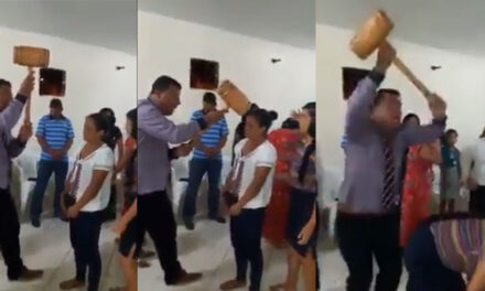 Momento exacto cuando Pastor Evangélico saca demonios a una mujer con un mazo (Video)
