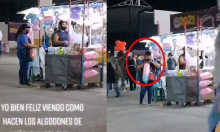 Captan a vendedor de algodones de azúcar quitándose la mascarilla para inflar las bolsas (Video)