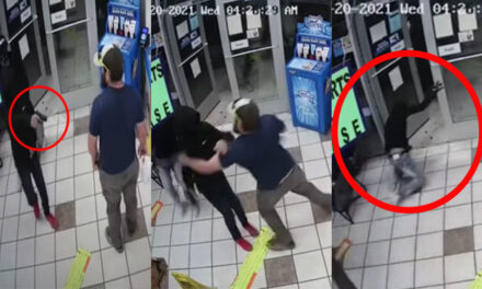 Momento en que hombre se enfrenta a dos ladrones armados (Video)