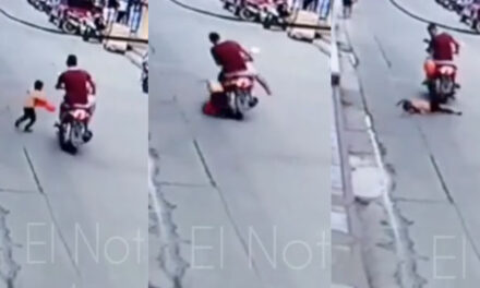 Cámaras graban cuando un niño se cruza la calle y es atropellado por un motorista (Video)