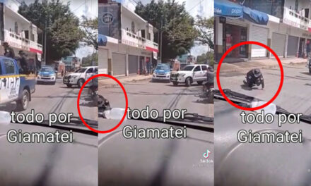 Momento exacto cuando seguridad de Giammattei sale volando de la patrulla (Video)