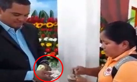 Captan a Pastor Carlos Rivas recibiendo una fuerte ofrenda luego de predicar (Video)