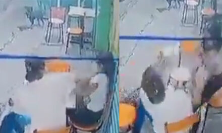 Hombre intentó golpear a su novia en la cara y resultó vapuleado (Video)