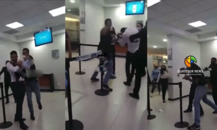Momento en que un hombre armado le pega a un gerente de un banco (Video)
