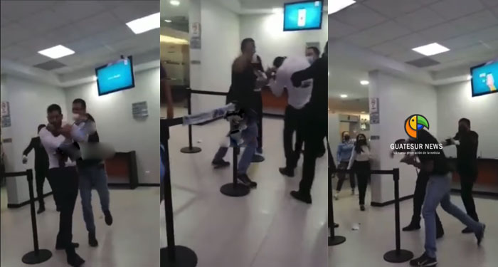 Momento en que un hombre armado le pega a un gerente de un banco (Video)