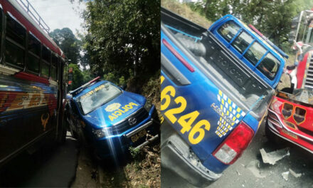 Patrulla de la PNC provoca un fuerte choque con una camioneta (Video)