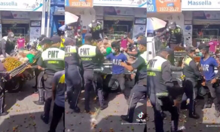 Momento en que Agentes de Tránsito le quitan la venta a un niño (Video)
