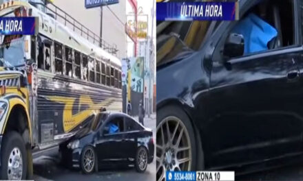 Conductor impactó contra un bus tras ser atacado a balazos en la zona 10 (Video)