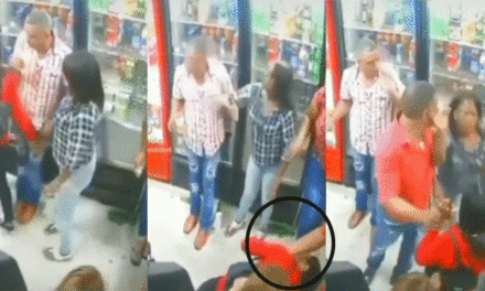 Fuerte pelea de dos mujeres en un centro comercial por el amor de un hombre (Video)