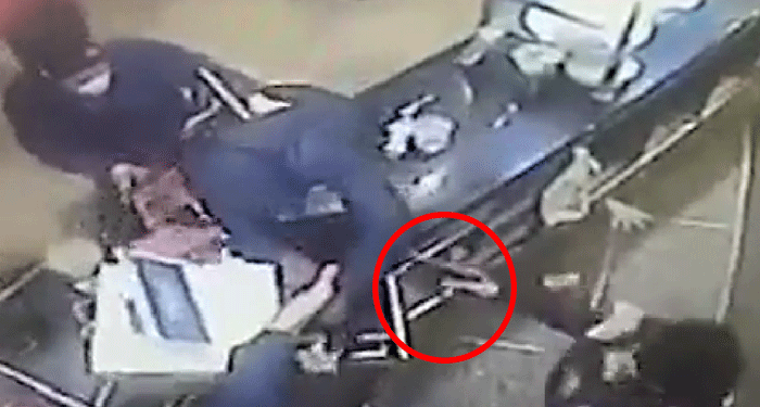 Momento en que adolescente le dispara a un ladrón cuando intentaba robar la caja fuerte (Video)