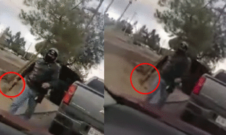 Mujer graba el momento en que hombre la amenazó con un arma en medio del tráfico(Video)