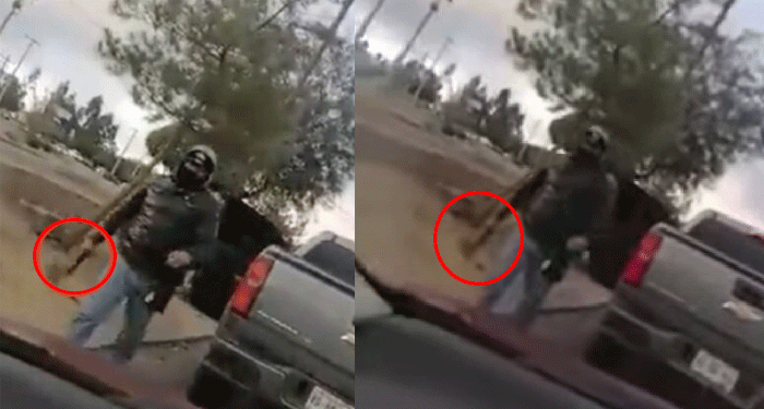 Mujer graba el momento en que hombre la amenazó con un arma en medio del tráfico(Video)