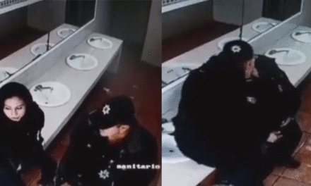 Captan a Policías teniendo relaciones en el baño de un restaurante (Video)