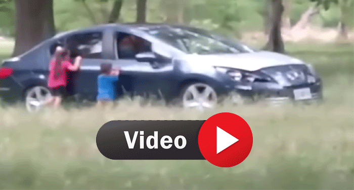 Pareja saca a sus hijos del auto para mantener relaciones en la vía pública (Video)