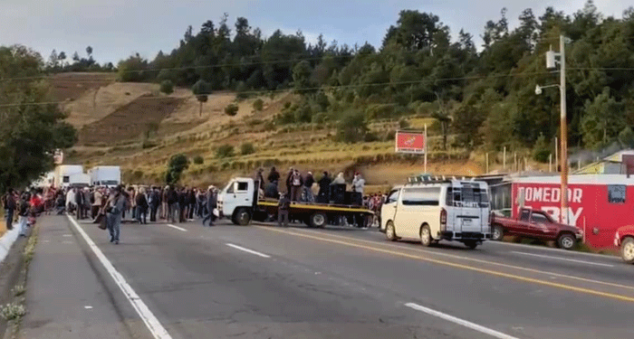 Pobladores bloquean la ruta Interamericana y piden la liberación de tres guardabosques