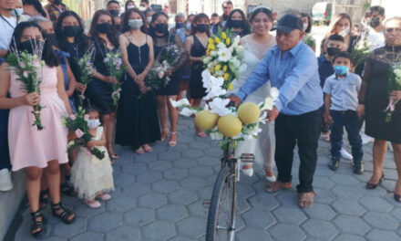 Padre lleva a su hija en bicicleta para el altar y se vuelve viral