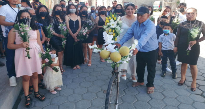 Padre lleva a su hija en bicicleta para el altar y se vuelve viral