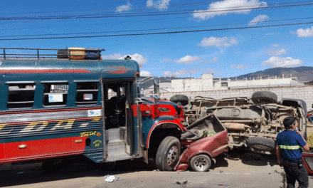 Transportes Esmeralda embiste a dos vehículos en Quetzaltenango y deja dos personas fallecidas (Video)