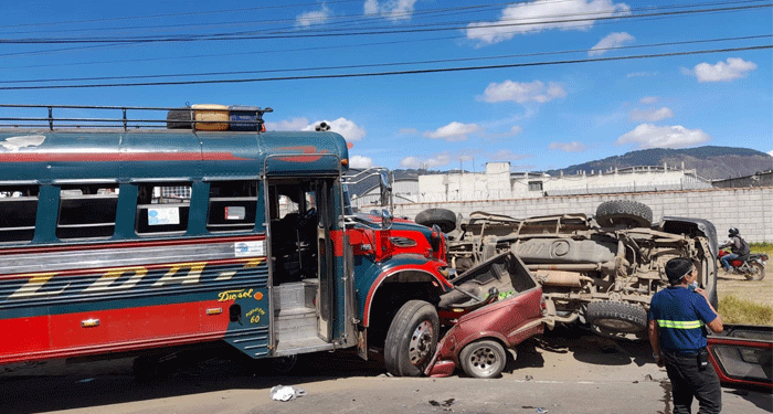 Transportes Esmeralda embiste a dos vehículos en Quetzaltenango y deja dos personas fallecidas (Video)