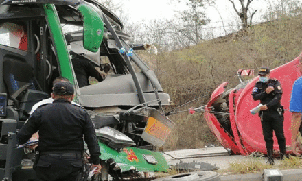 Tráiler chocó de frente con un bus de pasajeros en la carretera el Atlántico