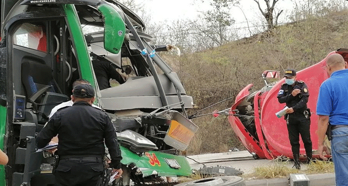 Tráiler chocó de frente con un bus de pasajeros en la carretera el Atlántico