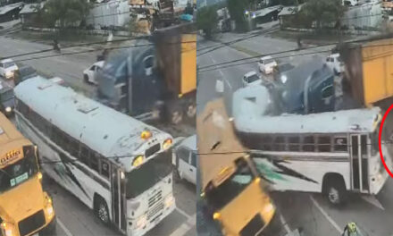 Cámaras de Vigilancia captaron el momento cuando un cabezal impacta contra dos buses (Video)