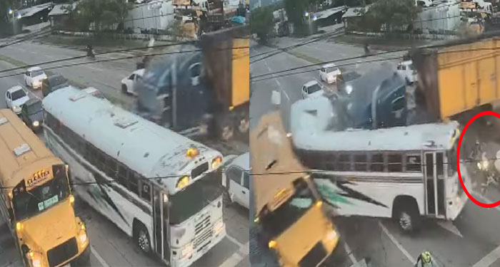 Cámaras de Vigilancia captaron el momento cuando un cabezal impacta contra dos buses (Video)