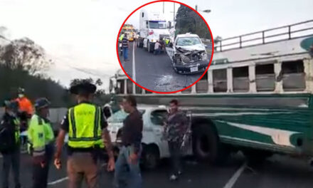 Momento en que bus hace un giro indebido y provocando un fatal accidente (Video)