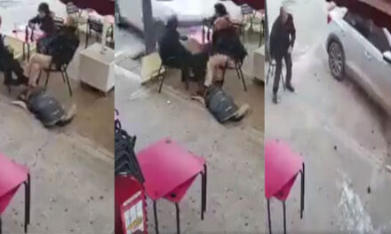 Momento en que vehículo atropella a una familia en la terraza de un bar (Video)