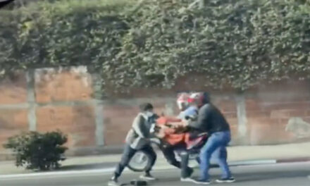 Momento en que varios motoristas vapulean a ladrón en la calzada Roosevelt (Videos)