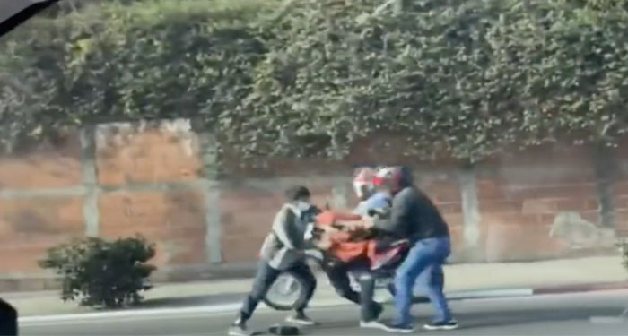 Momento en que varios motoristas vapulean a ladrón en la calzada Roosevelt (Videos)