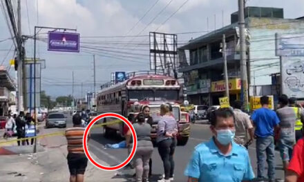 Hombre muere luego de que bus le pasara las llantas encima en San Miguel Petapa (Video)