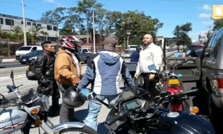 Fuerte pelea entre motoristas en medio del tránsito en la calzada la Paz (Video)