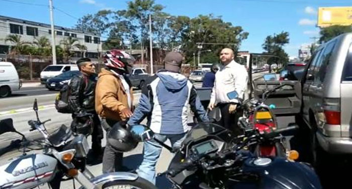 Fuerte pelea entre motoristas en medio del tránsito en la calzada la Paz (Video)