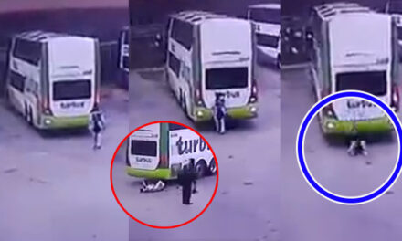 Momento en que bus le pasa las llantas encima a una mujer al retroceder (Video)