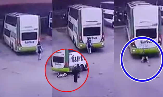 Momento en que bus le pasa las llantas encima a una mujer al retroceder (Video)