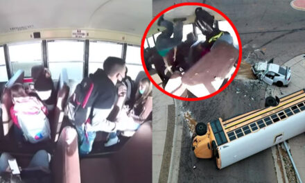 Momento en que vehículo impacta con bus escolar y niños salen volando (Video)