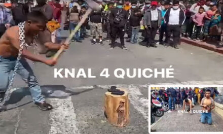 Delincuentes reciben castigo Maya y los obligan a destruir el arma con un maso (Video)