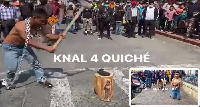 Delincuentes reciben castigo Maya y los obligan a destruir el arma con un maso (Video)