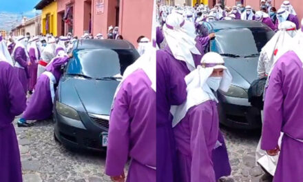 Momento en que cucuruchos levantan vehículo mal estacionado para pasar con la procesión (Video)