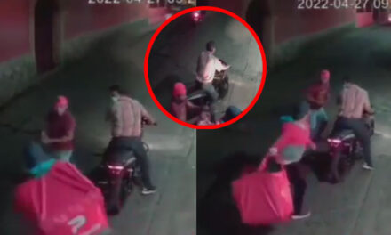 Momento en que repartidor de comida se enfrenta a golpes a dos motoladrones (Video)
