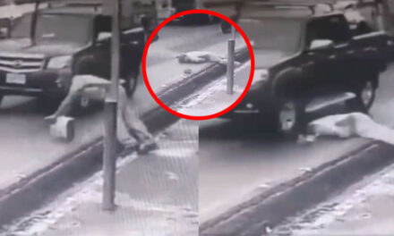 Momento en que anciano cae en la calle y vehículos pasaban a toda velocidad (Video)