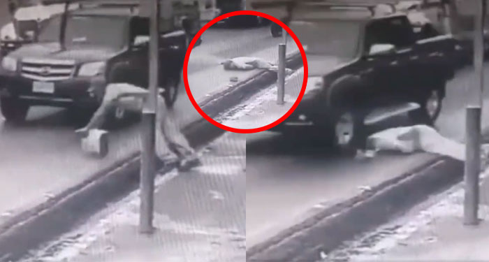 Momento en que anciano cae en la calle y vehículos pasaban a toda velocidad (Video)