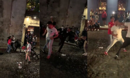 Momento exacto de fuerte pelea en las afueras de un bar en Antigua Guatemala (Video)